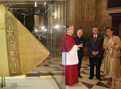 La capa de Carlos V que lució en su coronación como emperador en Aquisgrán, ayer en su presentación oficial en la catedral de Sevilla.