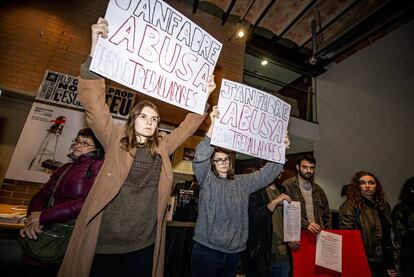 Algunos de la quincena de manifestantes que protestaron en Salt.