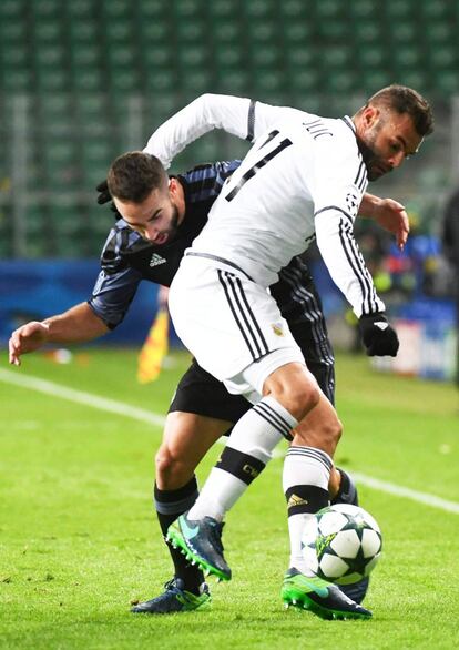 Dani Carvajal (izquierda) del Real Madrid disputa el balón con Nemanja Nikolic (derecha) del Legia de Varsovia.