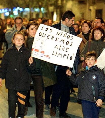 Varios niños con un pancarta en la protesta de ayer  contra la planta regasificadora de Sagunto.