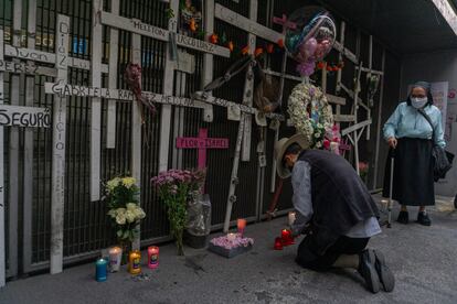 Familiares de las víctimas pusieron un altar y alternaron el micrófono entre sí para exigir recordar a quiénes fallecieron.