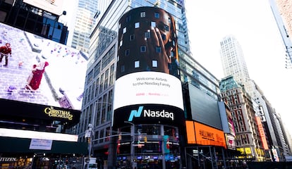 Imagen de Airbnb en el edificio del Nasdaq, en Nueva York, el jueves por su salida a Bolsa.