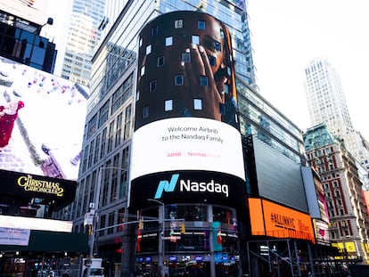 Imagen de Airbnb en el edificio del Nasdaq, en Nueva York, el jueves por su salida a Bolsa.