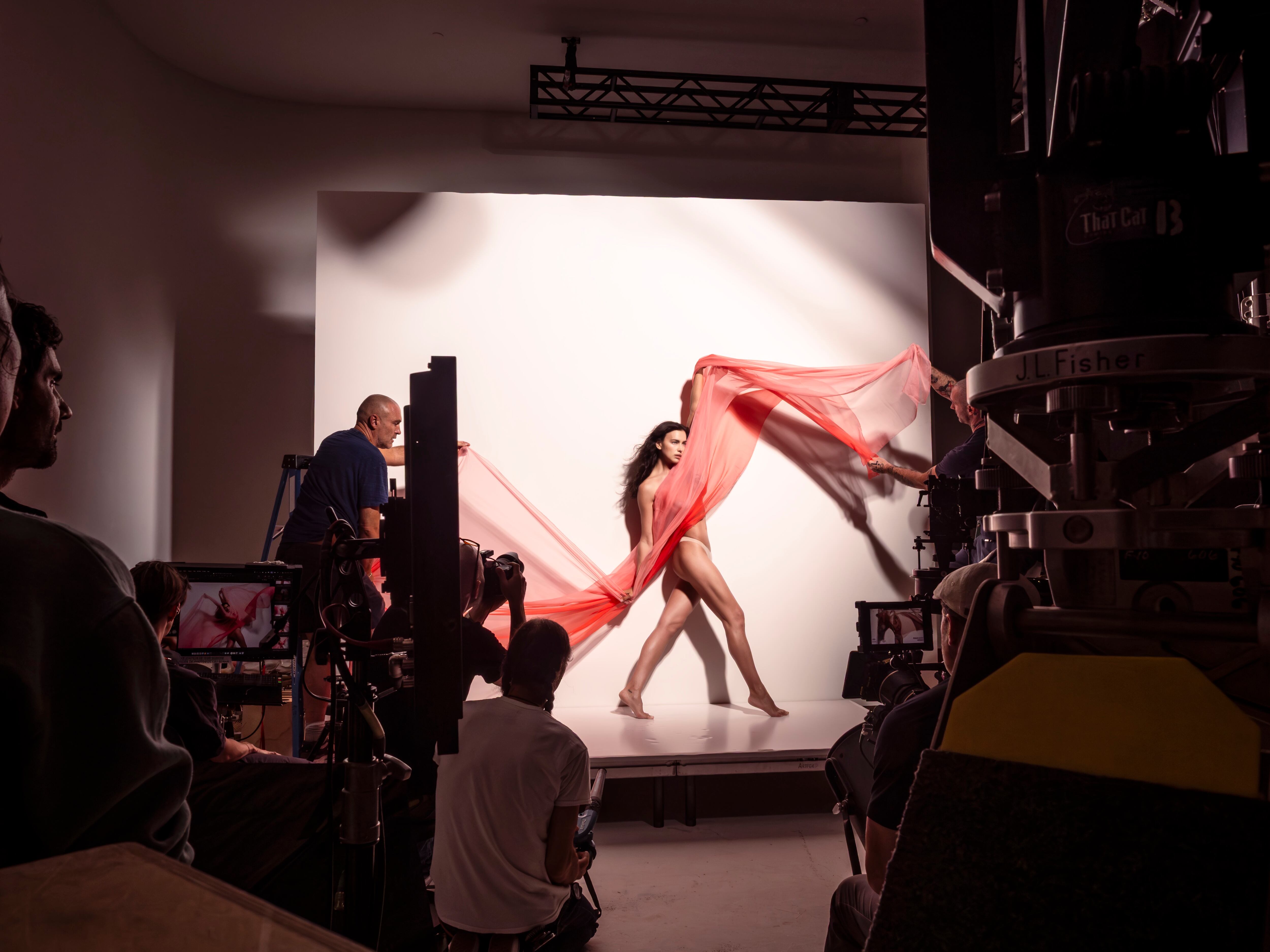 Entramos en el set del calendario Pirelli 2026: surrealismo digital con estética analógica (y una pecera) 7 La modelo Irina Shayk, durante la sesión del calendario en un estudio de Londres.