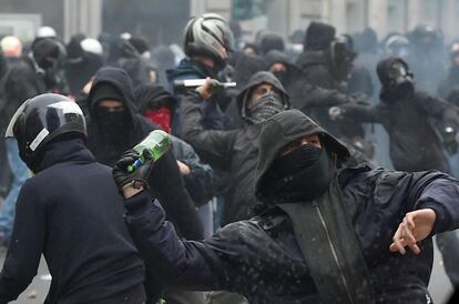 Activistas antisistema encapuchados, armados con piedras y botellas incendiarias, convirtieron el pasado 1 de mayo una manifestación contra la Exposición Universal de Milán (Italia) en una batalla campal. | <a href="http://internacional.elpais.com/internacional/2015/05/01/actualidad/1430492893_263793.html" target="blank"> IR A LA NOTICIA</a>