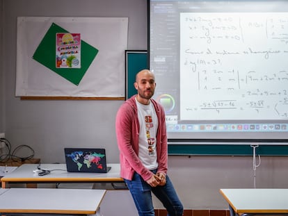 David Armenteros, profesor de matemáticas del colegio Amor de Dios en Salamanca, en su aula este enero.