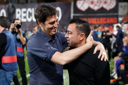 Andoni Iraola, entrenador del Rayo, saluda a Xavi Hernández antes del encuentro de este miércoles.