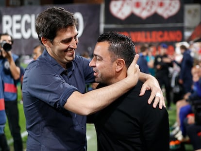 Andoni Iraola, entrenador del Rayo, saluda a Xavi Hernández antes del encuentro de este miércoles.