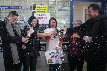 Anabel Morales, propietaria de la administración de lotería del Centro Comercial Diagonal Mar (Barcelona) junto a Veleria Álvarez, trabajadora del local y afortunada con un décimo.