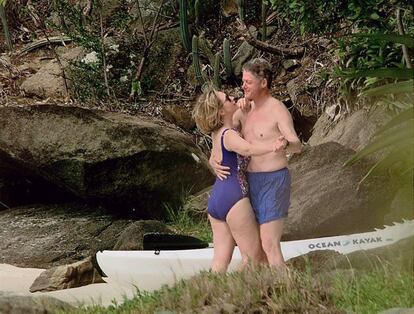 Bill Clinton y su esposa Hillary bailan en la playa de Megan Bay, Santo Tomé, en las Islas Vírgenes, tras tomar un baño, el 4 de enero de 1998.