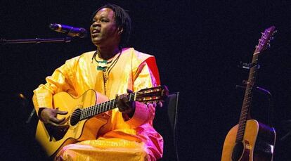 El cantante senegalés Baaba Maal, durante un concierto.