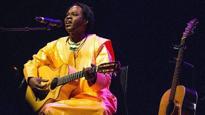 El cantante senegalés Baaba Maal, durante un concierto.