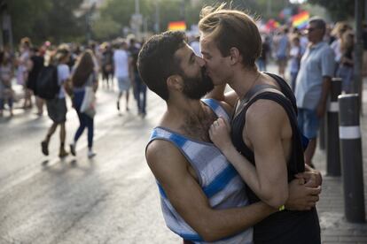 Una pareja se besa durante la Marcha del Orgullo LGTB en Jerusalén (Israel)