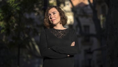 En el seu debut, 'Gina', Maria Climent despulla cada frase de paraules sobreres.