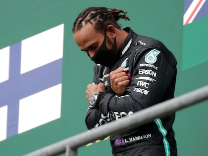 Lewis Hamilton celebra su triunfo en el podio de Spa-