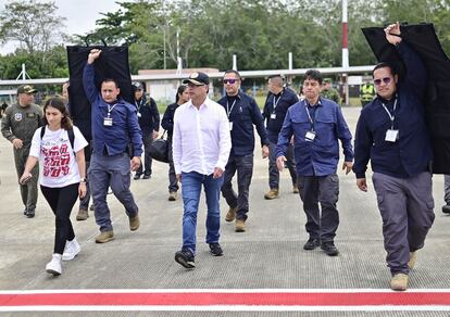 Gustavo Petro al llegar hoy a Caucasia, región del Bajo Cauca, Colombia.