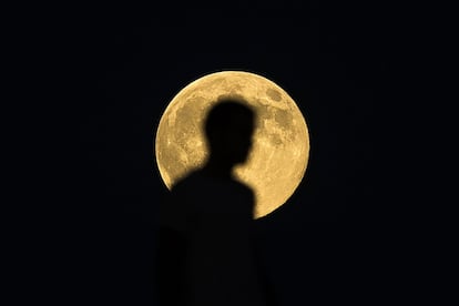 Silueta en el centro de la superluna vista desde Madrid, España.