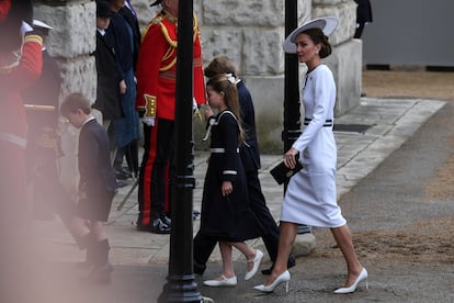 Kate Middleton acompañada de sus hijos, Jorge, Carlota y Luis, momentos antes del desfile.