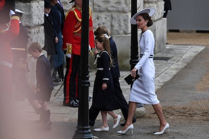 Kate Middleton accompanied by her children, Jorge, Carlota and Luis, moments before the parade.