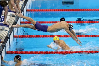 Michael Phelps salta al agua en la prueba de los 4 x 100.