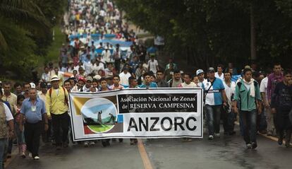 Solo seis Zonas de Reserva Campesina funcionan en diferentes partes del país. Otros 50 procesos organizados en torno a la Asociación Nacional de Zonas de Reserva Campesina (ANZORC) esperan ser reconocidos y legalizados desde hace años. En la imagen, una manifestación de la asociación y otros simpatizantes.