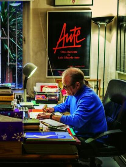 Luis Eduardo Aute trabajando en su estudio.