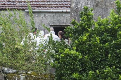 Agentes de inspecci&oacute;n ocular de la Guardia Civil registran con la juez de Padr&oacute;n encargada del suceso la casa del cura de Cruces.