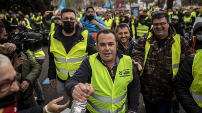 El presidente de la Plataforma, Manuel Hernández (centro), rodeado de manifestantes, el viernes en Madrid.