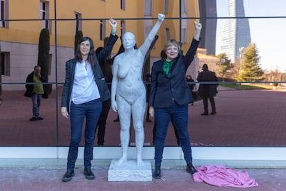 La directora del CNIO, Maria A. Blasco, con la autora de la obra Intra-Venus, Marina Vargas, posan con la obra en la puerta del CNIO.