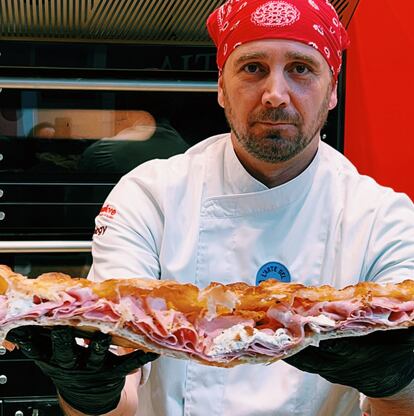 Massimiliano Saieva, con la pizza romana.