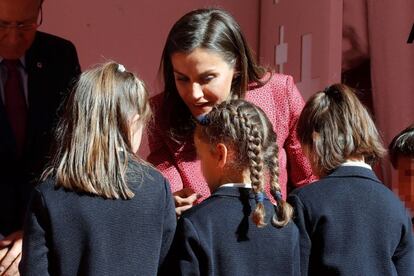 GRAF9510. MADRID (ESPAÑA), 04/10/2018.- La reina conversa con un grupo de niños.