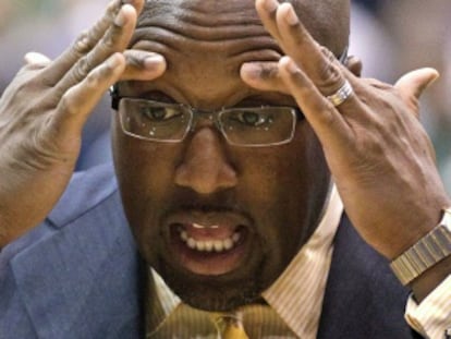 Mike Brown, durante un partido con los Lakers.