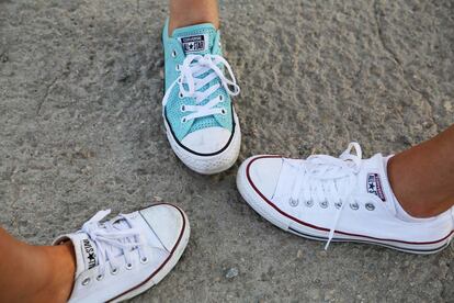 Detalle de las zapatillas Converse de Evelyn y las de sus amigos.