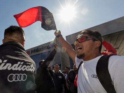 Miembros del Sindicato de Trabajadores de Audi México protestan en la planta de la empresa en Puebla, México, el 24 de enero.