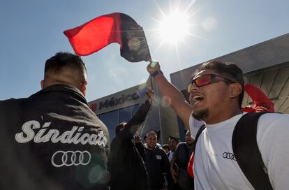 Trabajadores se manifiestan afuera de la planta de Audi, el 24 de enero.