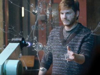 Daniel Brühl, en un fotograma de 'Eva', que opta a 16 premios Gaudí.