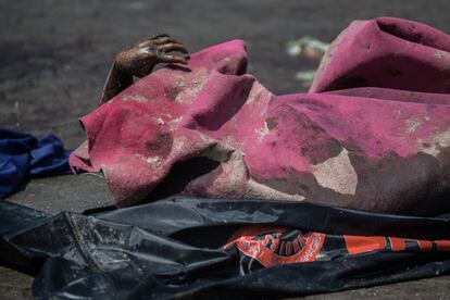 El cuerpo de una de las víctimas del terremoto y tsunami en Indonesia yace a las afueras del hospital en Palu. 