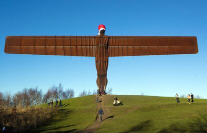 La escultura de acero 'Angel of the North' en Gateshead (Reino Unido) con un gorro de Papa Noel, el 24 de diciembre de 2018.