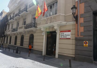 La puerta del IES Santa Teresa de Jesús, en la calle Fomento de Madrid.