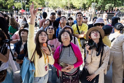 Turistas de origen asiático a los pies de la Sagrada Familia en Barcelona, el pasado septiembre.