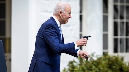 Biden muestra una pistola durante el anuncio de las restricciones a las armas fantasmas este lunes en la Casa Blanca