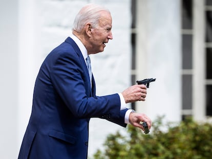 Biden muestra una pistola durante el anuncio de las restricciones a las armas fantasmas este lunes en la Casa Blanca.