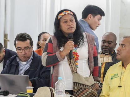 senadora Aida Quilcué habla durante un evento político.