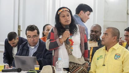 senadora Aida Quilcué habla durante un evento político.
