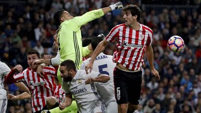 Navas rechaza con los puños un saque de esquina ante el Athletic.