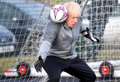 Según uno de los últimas declaraciones de Johnson en la campaña electoral, él es el líder que representa "al pueblo contra el sistema", el líder que está con la gente y no con el poder establecido por instituciones como la Cámara de los Comunes. En la imagen, el candidato conservador durante uno de sus actos de campaña, para un balonazo con la cabeza durante un partido con jóvenes en Cheadle Hulme, en el noroeste de Inglaterra, el pasado 7 de diciembre.