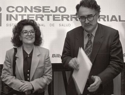 Azkuna, en una reunión en diciembre de 1993 con la entonces ministra de Sanidad, Ángeles Amador, cuando era consejero de esa cartera.