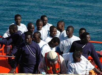 Inmigrantes subsaharianos rescatados por el buque <i>Esperanza del Mar,</i> a su llegada a Arguineguín.
