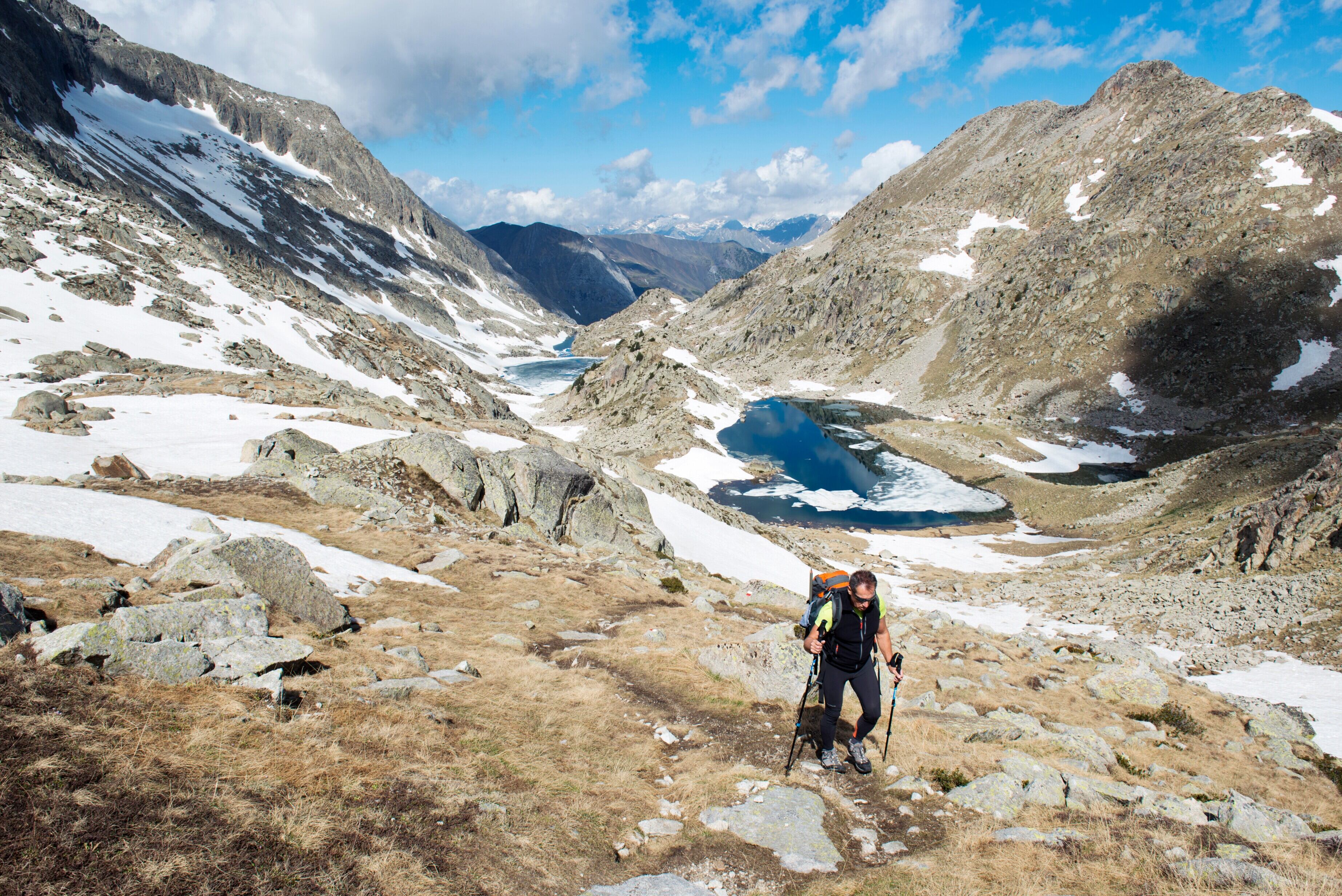 Un montañero ascendiendo al pico de Vallibierna, en Huesca.