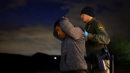 De quién habla Trump cuando dice que deportará en primer lugar a los migrantes delincuentes